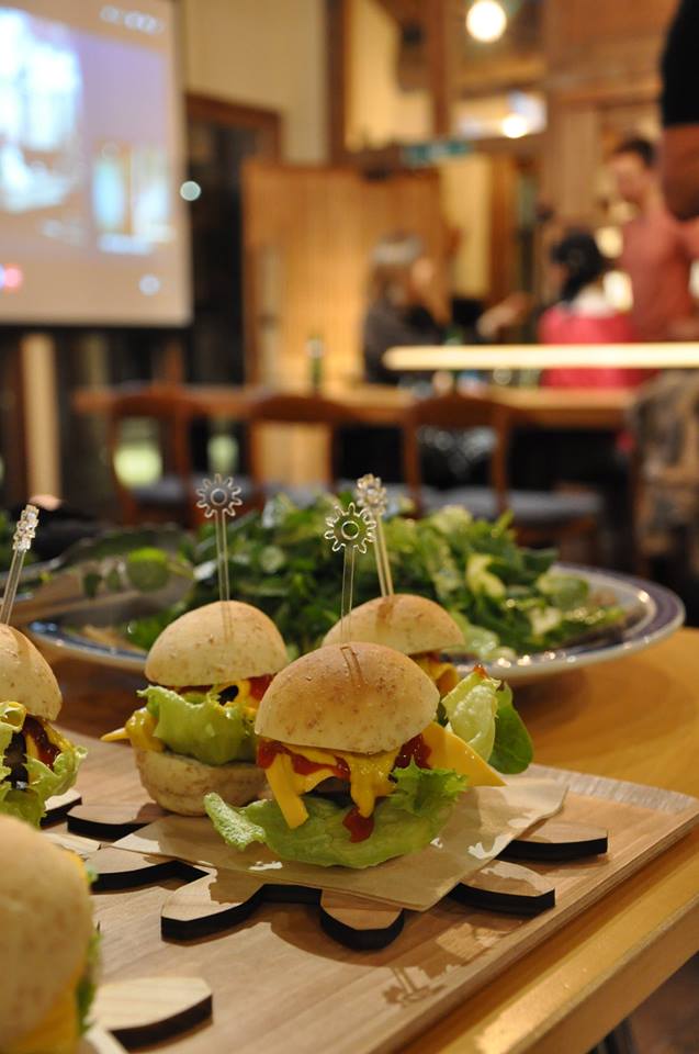 レーザーカッターはアクリル板加工との相性も抜群です！（本橋さん作のパーティーピック＠Week Kamiyama）